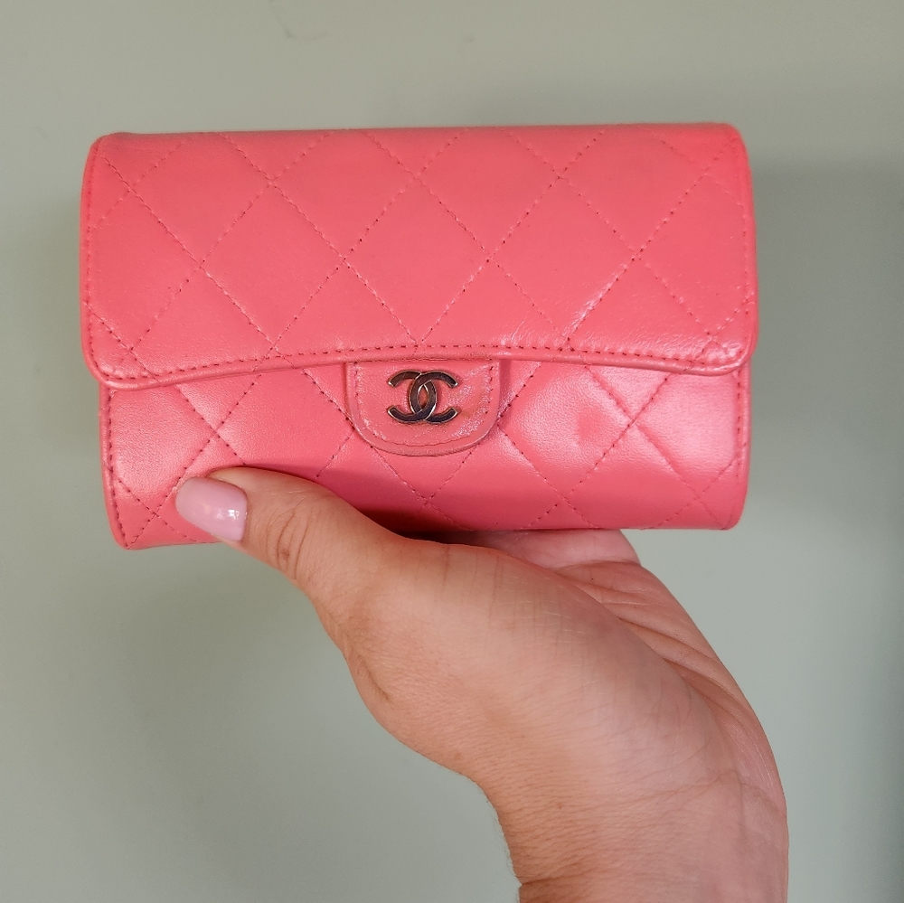 🩷❤️ Chanel Med Classic Flap Wallet